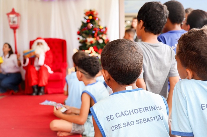 Alunos da rede pública ganham  presentes da campanha Papai Noel dos Correios